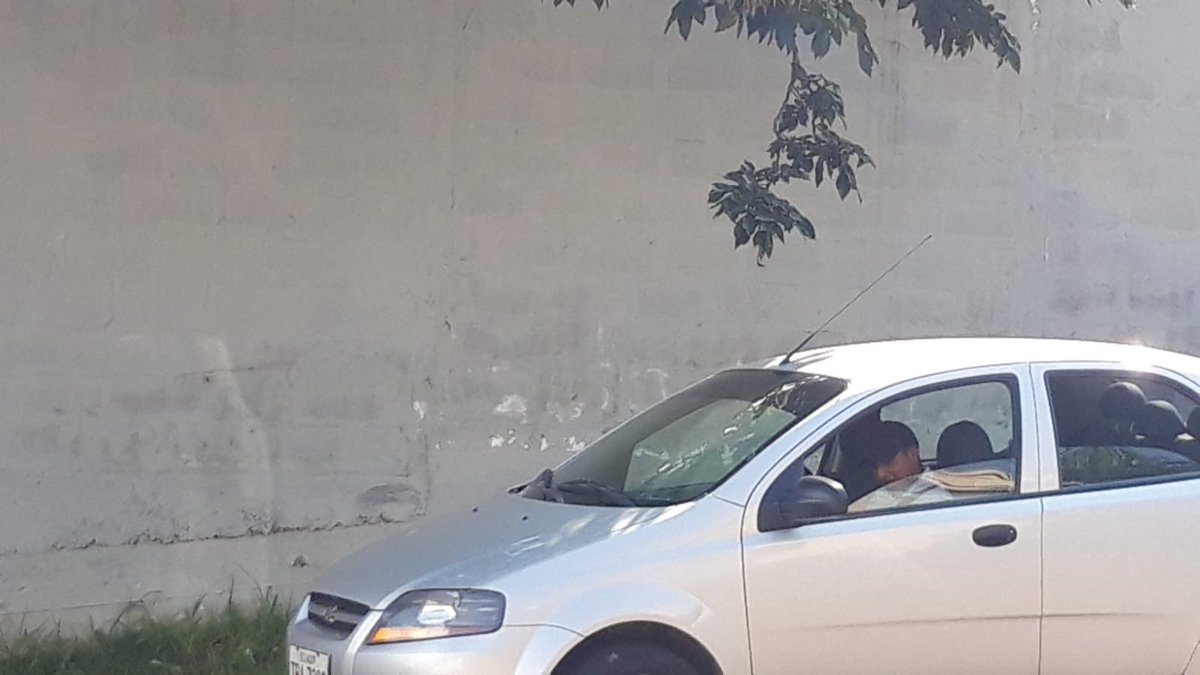 aCrisEs13's tweet photo. Personas que viven en Miravalle o cerca, precaución! Hay un auto dando vueltas por varias zonas, el tipo tomando fotos de varias casas/edif. Me enviaron estas fotos que le alcanzaron a tomar con los detalles de las placas y la persona. Estemos pendientes… @PoliciaEcuador #quito https://t.co/NZw8gMwG9H