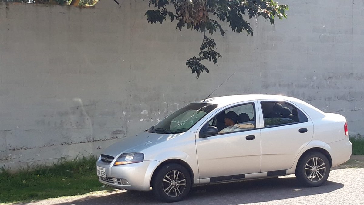 aCrisEs13's tweet photo. Personas que viven en Miravalle o cerca, precaución! Hay un auto dando vueltas por varias zonas, el tipo tomando fotos de varias casas/edif. Me enviaron estas fotos que le alcanzaron a tomar con los detalles de las placas y la persona. Estemos pendientes… @PoliciaEcuador #quito https://t.co/NZw8gMwG9H