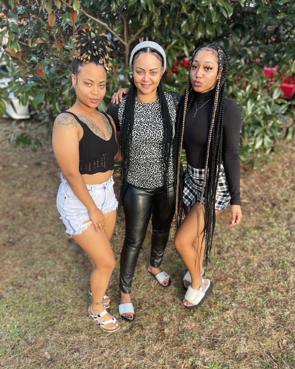 Yo fav mother and daughter trio 🖤🤍