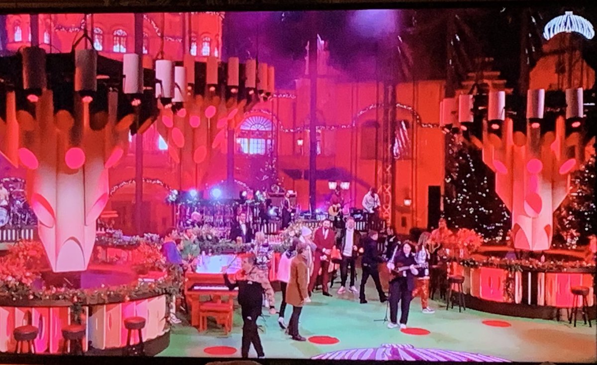 TalChan84's tweet image. Yes! Superleuk dit te kunnen volgen in de huiskamer… kijk je ook? #Streamers #thestreamers #tweedekerstdag