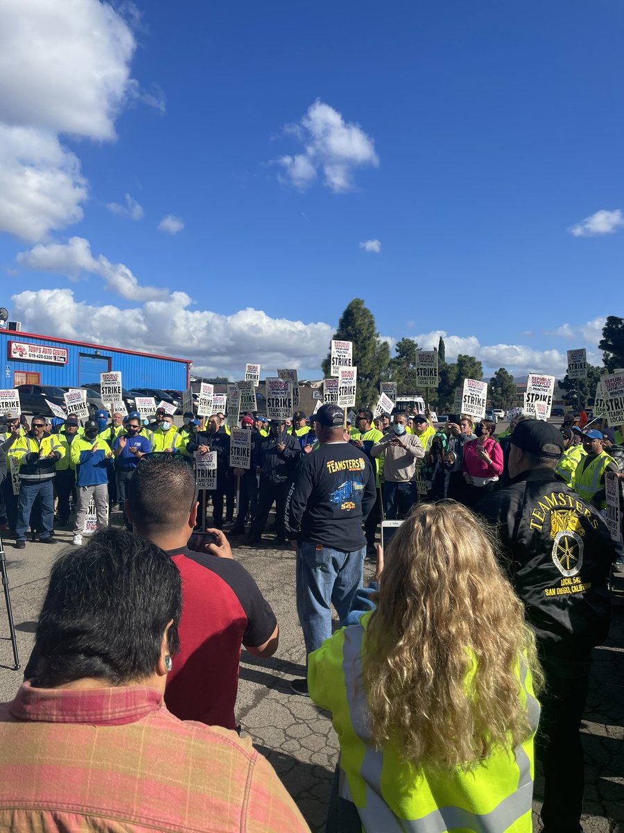 IBEW569's tweet photo. #IBEW569 in #Solidarity with our #Union brothers and sisters of @Teamsters #Local542! Hey @RepublicService - do right by workers with a #FairContractNow! #1u #IBEW https://t.co/WUvEnBHi6h