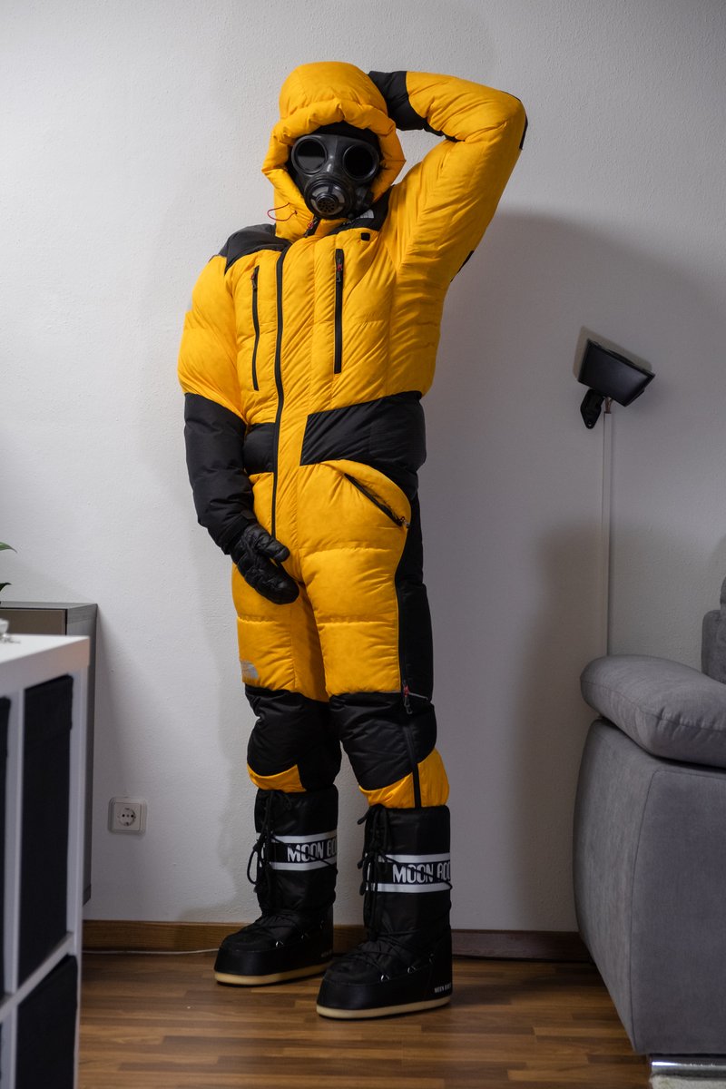 PuffyShiny's tweet photo. Merry Christmas 🎄 The perfect outfit for winter holidays 😉

#himalayansuit #Downsuit #daunenoverall #daunenanzug
#downsuitfetish #downfetish
#moonboot #moonboots
#gasmask #gasmaskfetish https://t.co/7QYqArktQU