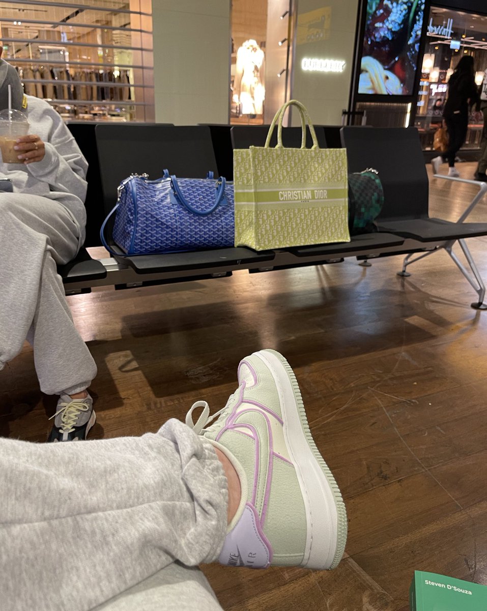 TorayKortan's tweet image. Off to Dubai for a week✌🏼

Cba with the UK. Exhausted after a ruthless year of grinding.

Picked up some new reads for the journey. Will be on a break, but it’s still business as usual 📈 Rest assured there will be plenty of FUD and more once I touchdown.