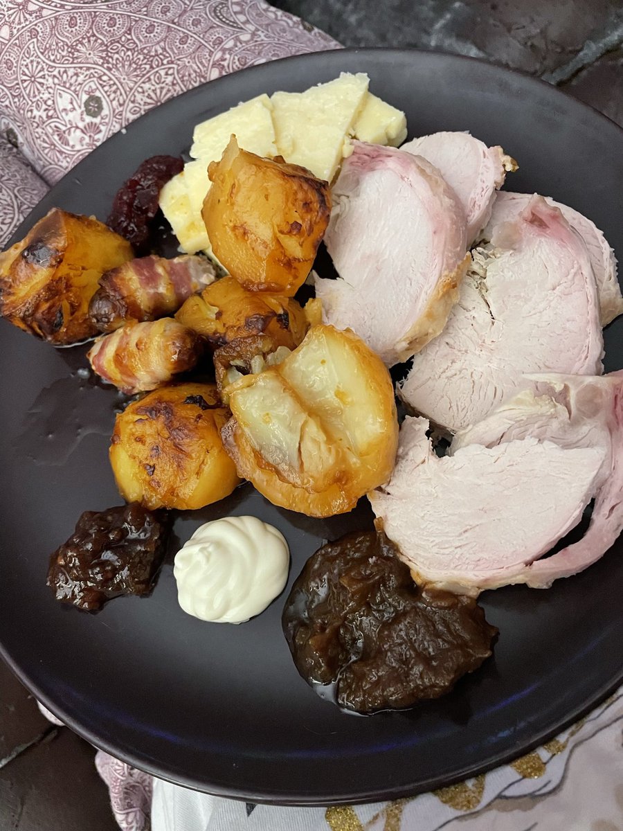 smelliesocks7's tweet photo. Polished this off, along with some after eights. Not sure what else Iโm in the mood for #boxingdayfood https://t.co/TMaJf48fz5