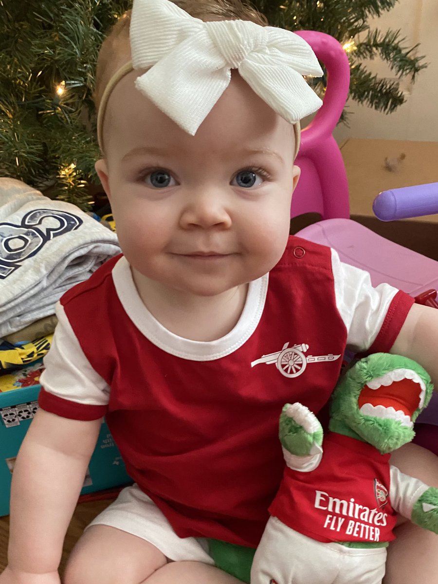 AlexandraMaee's tweet photo. Having a great #MyPLMorning after Santa brought us some @Arsenal goodies ♥️ @NBCSportsSoccer #nbcsportssoccer #NORARS #arsenal @Arsenal @arsenalamerica https://t.co/51CP1gYwl0