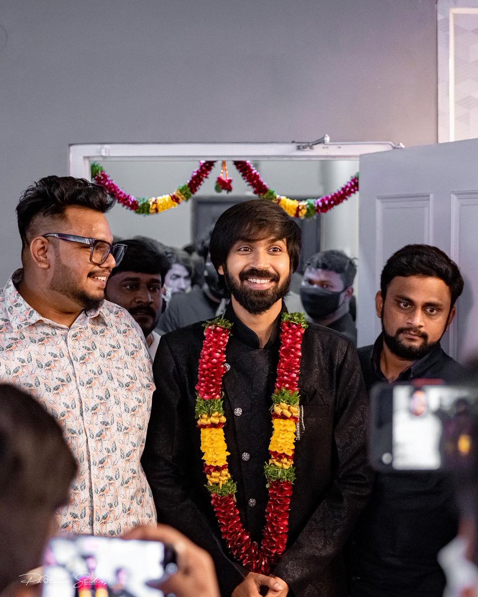 ActorMaanas's tweet photo. It's all about the experience and having a good time and connecting with you all.

Thank you to all who have come to today’s meet and greet from Hyderabad, Vijaywada, Guntur, Tirupati, Nizamabad, Kurnool and many more.

PC : @photoneers

#MaanasNagulapalli #Maanas #BiggBoss https://t.co/aRj10AeuGV