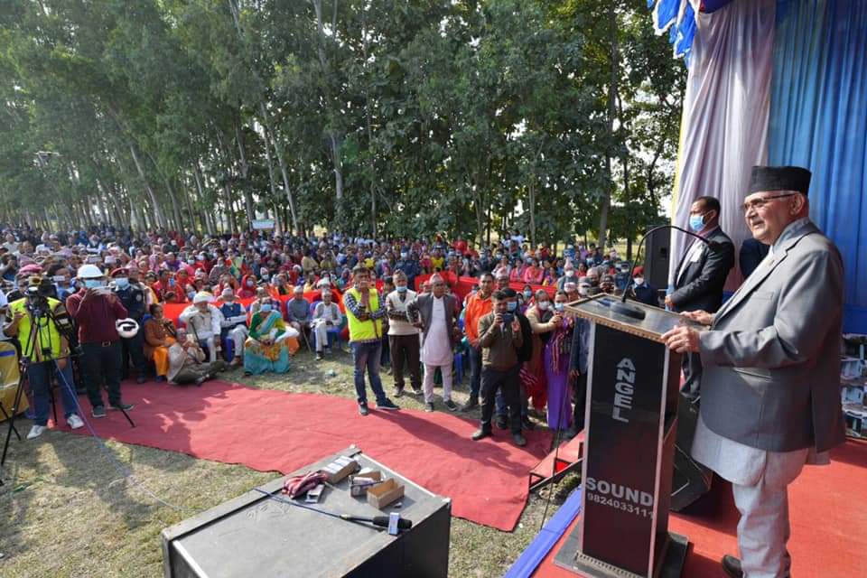 नेकपा (एमाले) का अध्यक्ष तथा पूर्वप्रधानमन्त्री केपी ओलीले आज गृहजिल्ला झापाको दमक-३ मा आयोजित कार्यक्रममा ‘जनता आवास कार्यक्रम’ अन्तर्गत निर्मित ३३ वटा घरको सॉचो बिपन्न दलित परिवारलाई हस्तान्तरण गर्नुभएको छ ।