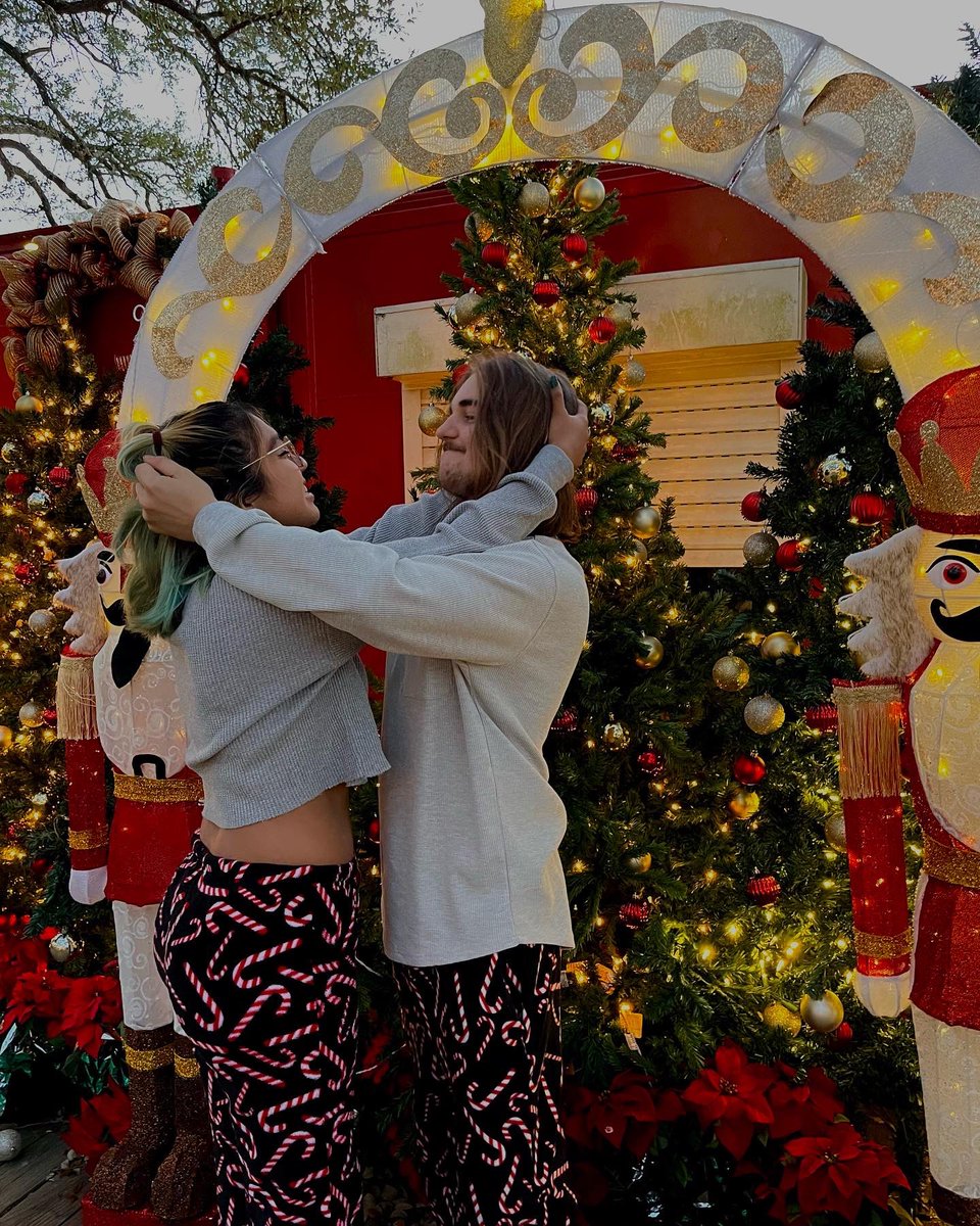 ashmeza1's tweet photo. our first christmas ♥️ https://t.co/wzqEOLERRy