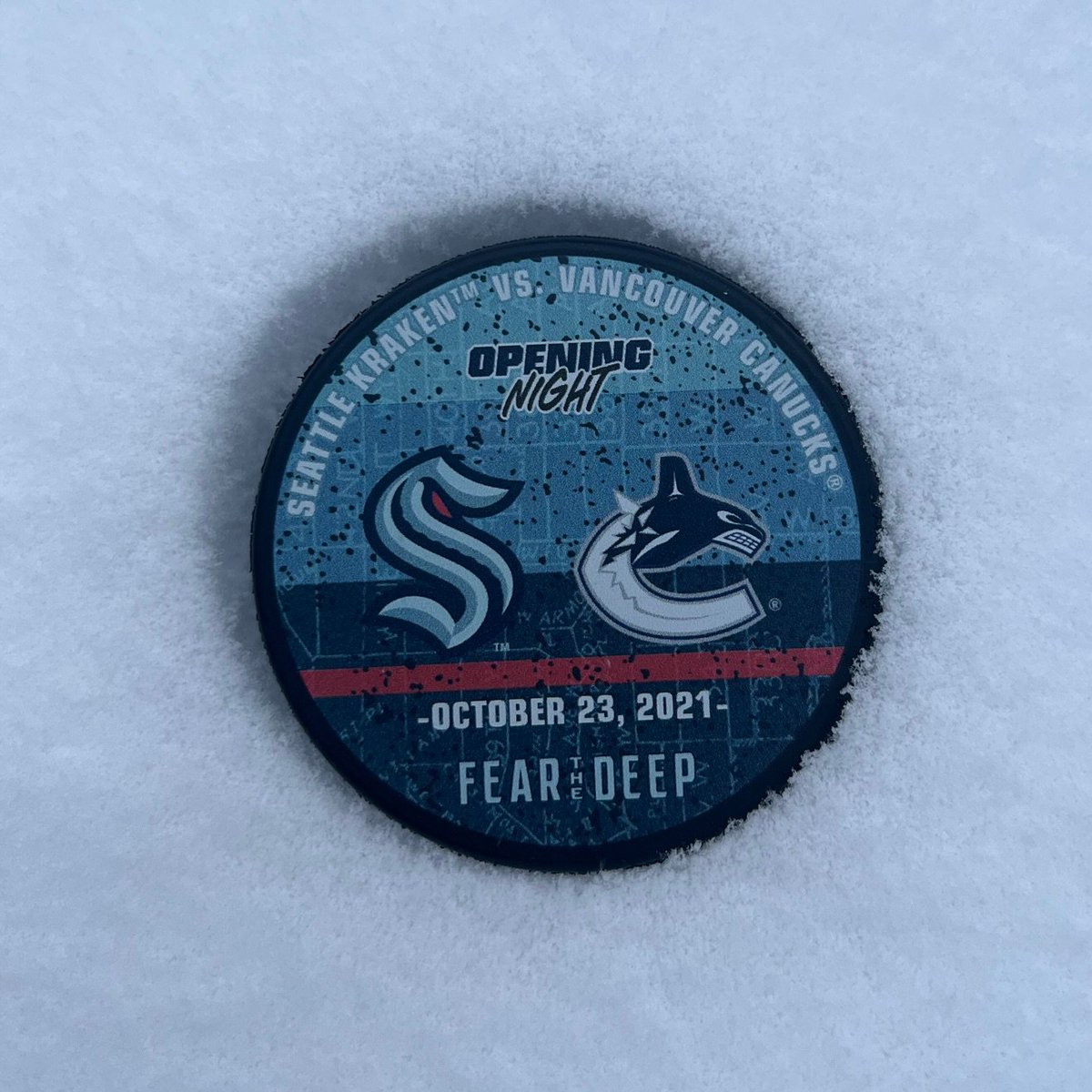 ❄️GIVEAWAY❄️

☃️#SeaKraken Opening Night puck 🏒

To enter:
📢Retweet this Tweet
✅Follow <a href="/KrakenItOpenNHL/">Kraken It Open</a> 

Winner picked on 12/27🚨

Good luck!🌲