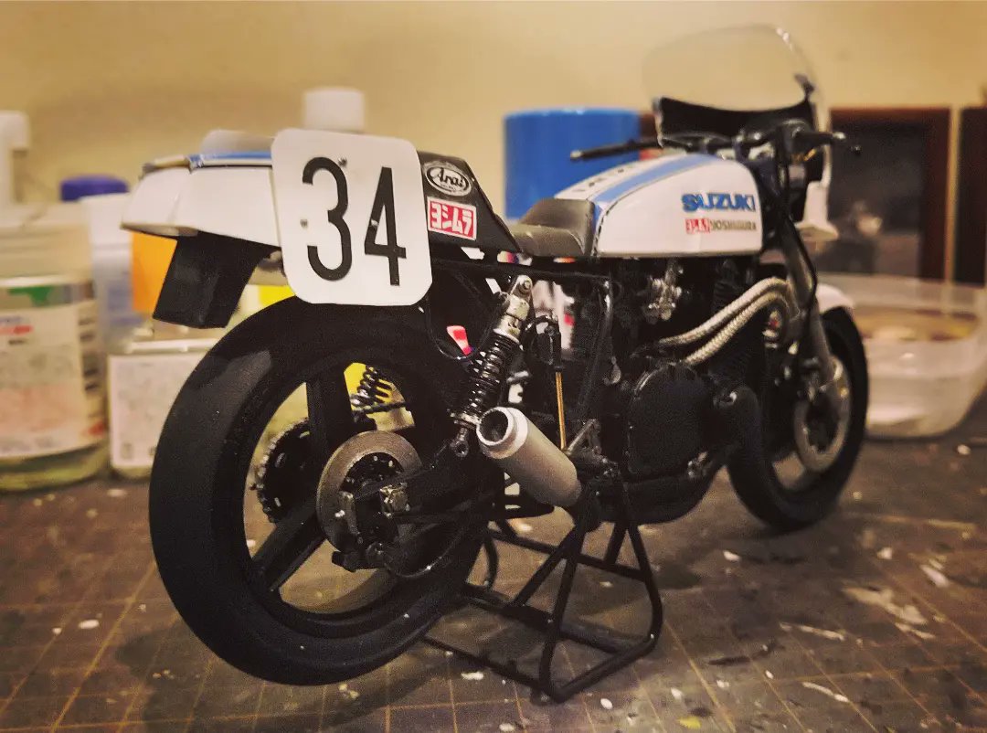 yoshiyam1e26's tweet photo. #MotoRacerコンペ完成 1980 SUZUKI GS1000 Team Yoshimura AMA #34 Wes Cooley 完成しました👍🏁 #MotoRacerコンペ #タミヤ #タミヤ模型 #GSX750police #UTAdesign https://t.co/iNq1P56Plv