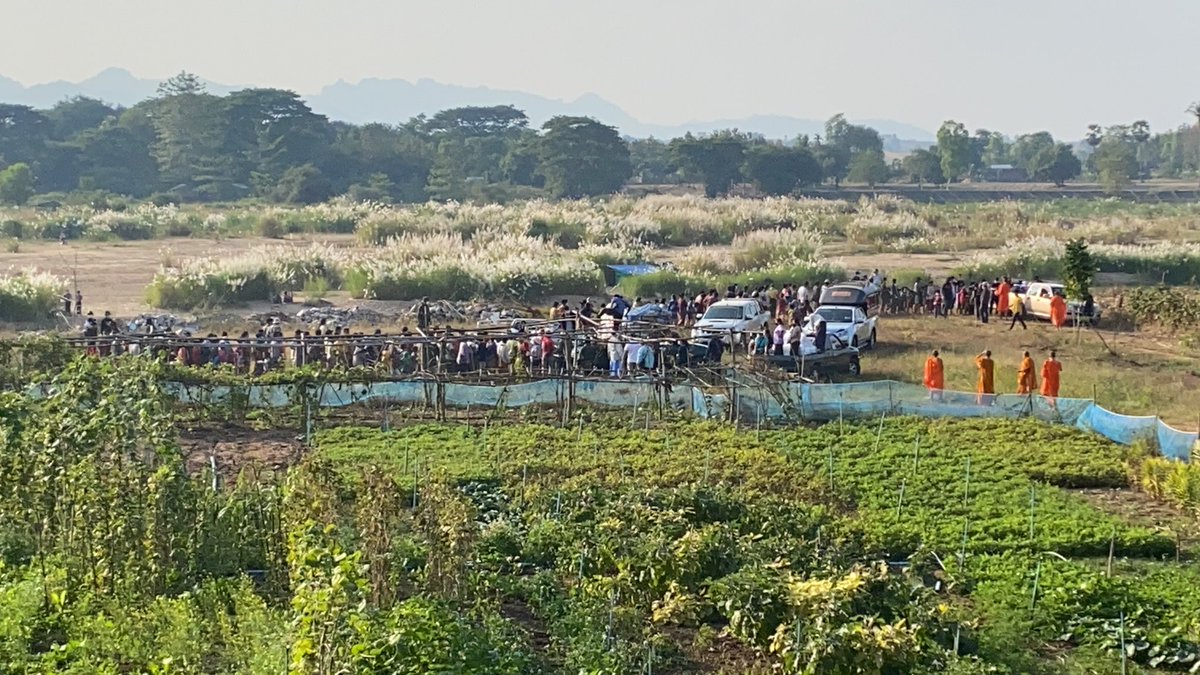 UPDATE #แม่สอด หลังมาสังเกตการณ์ได้ 3 วัน

-วันนี้เสียงปืนเบาลง/แทบไม่มี แนวปะทะเปลี่ยนไปลึกขึ้น
-ไม่มีคนไทยได้รับบาดเจ็บ
-ผู้อพยพในศูนย์ฯเป็นผญ. เด็ก คนชรา
-ผู้อพยพชาย แอบตามตะเข็บ ห่วงสัตว์เลี้ยง+บ้าน
-จว.เตรียมแผนอพยพปชช.หากมีเหตุรุนแรง
-ส่งของบริจาคมาได้ที่ทำการอำเภอแม่สอด