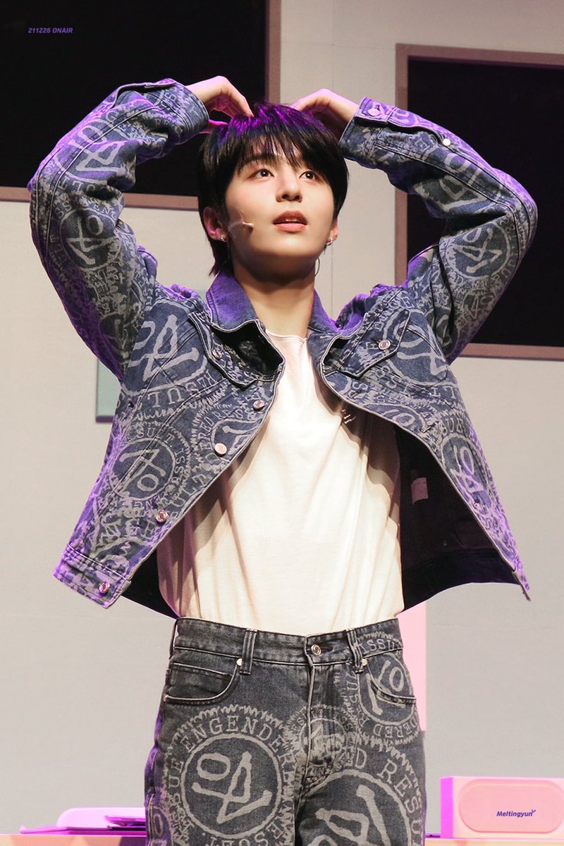 211226 온에어
팬들 바라보는 눈에 꿀 떨어져 최다정🐰💜

#Y #와이 #최성윤 #성윤
#골든차일드 #Goldenchild