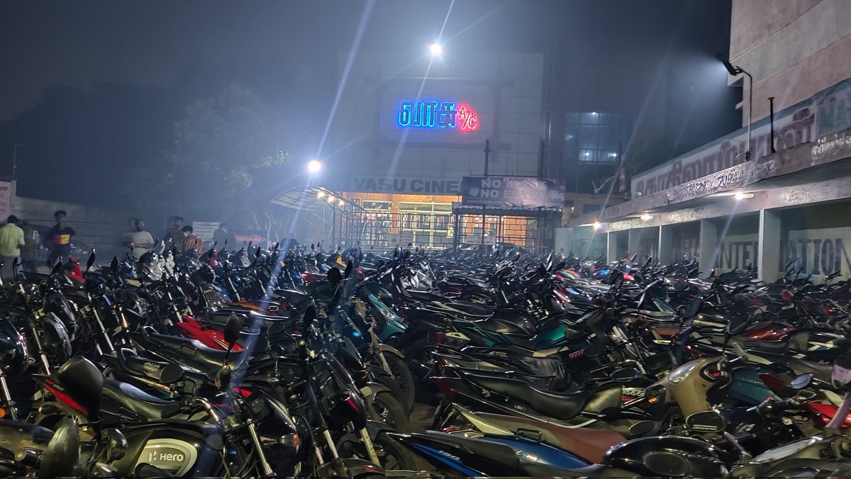 vasutheatre's tweet photo. Second Sunday Prime Show goes Housefull 🔴 ! #Pushpa Rampage Continues on second week too 🔥 ! @Samanthaprabhu2 took biggest part in #PushpaTheRise 's success ! Whatta electrifying atmosphere here for #OoSolriyaOoOoSolriya song for every shows ! @PushpaMovie @MythriOfficial https://t.co/06IP86asPO