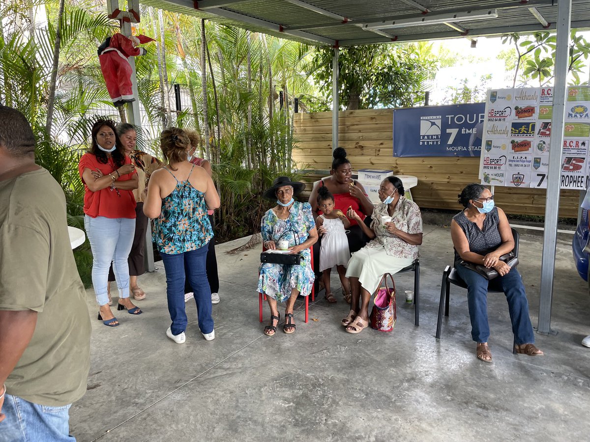 RotaryAlizes's tweet image. Action solidarité humanitaire : 
Distribution de bûche de Noël aux personnes isolées et handicapées.

#RotaryServeToChangeLives #rotaryalizes #district9220 #reunionisland #iledelareunion #noel