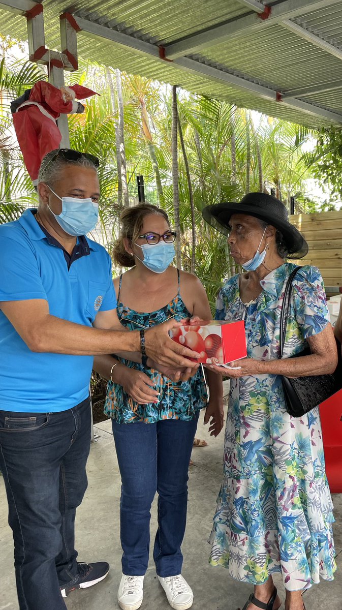 RotaryAlizes's tweet image. Action solidarité humanitaire : 
Distribution de bûche de Noël aux personnes isolées et handicapées.

#RotaryServeToChangeLives #rotaryalizes #district9220 #reunionisland #iledelareunion #noel