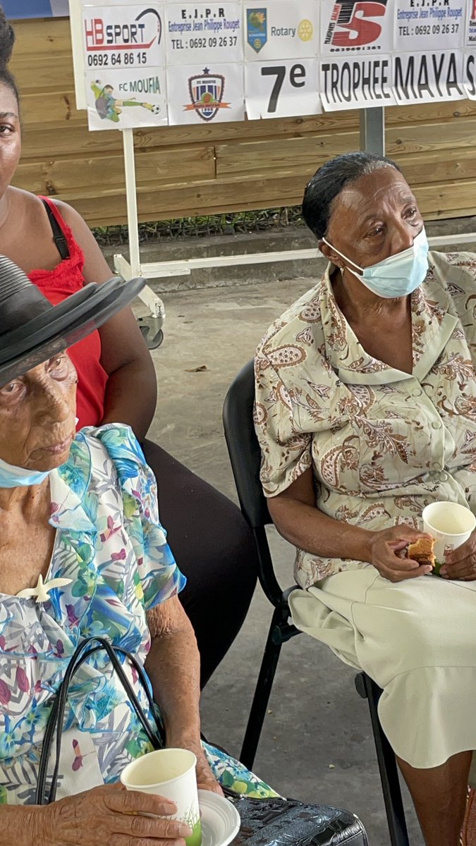 RotaryAlizes's tweet image. Action solidarité humanitaire : 
Distribution de bûche de Noël aux personnes isolées et handicapées.

#RotaryServeToChangeLives #rotaryalizes #district9220 #reunionisland #iledelareunion #noel