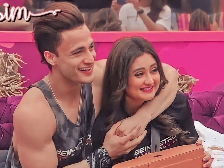 ayshahabib11's tweet photo. #RashamiDesai and Riaz Brothers - a friendship bond to cherish ♡

DHAKAD WILDCARD RASHAMI 
#AsimRiaz #UmarRiaz #BB15 #WeekendKaVaar https://t.co/B2HSJcAYGm