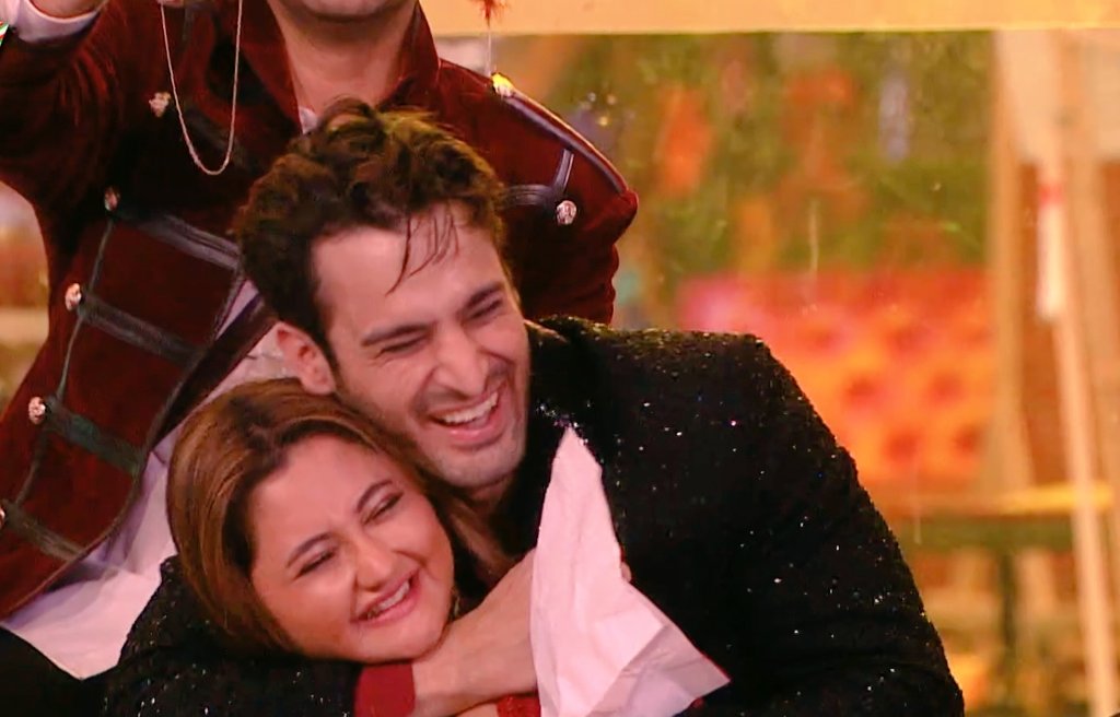 ayshahabib11's tweet photo. #RashamiDesai and Riaz Brothers - a friendship bond to cherish ♡

DHAKAD WILDCARD RASHAMI 
#AsimRiaz #UmarRiaz #BB15 #WeekendKaVaar https://t.co/B2HSJcAYGm