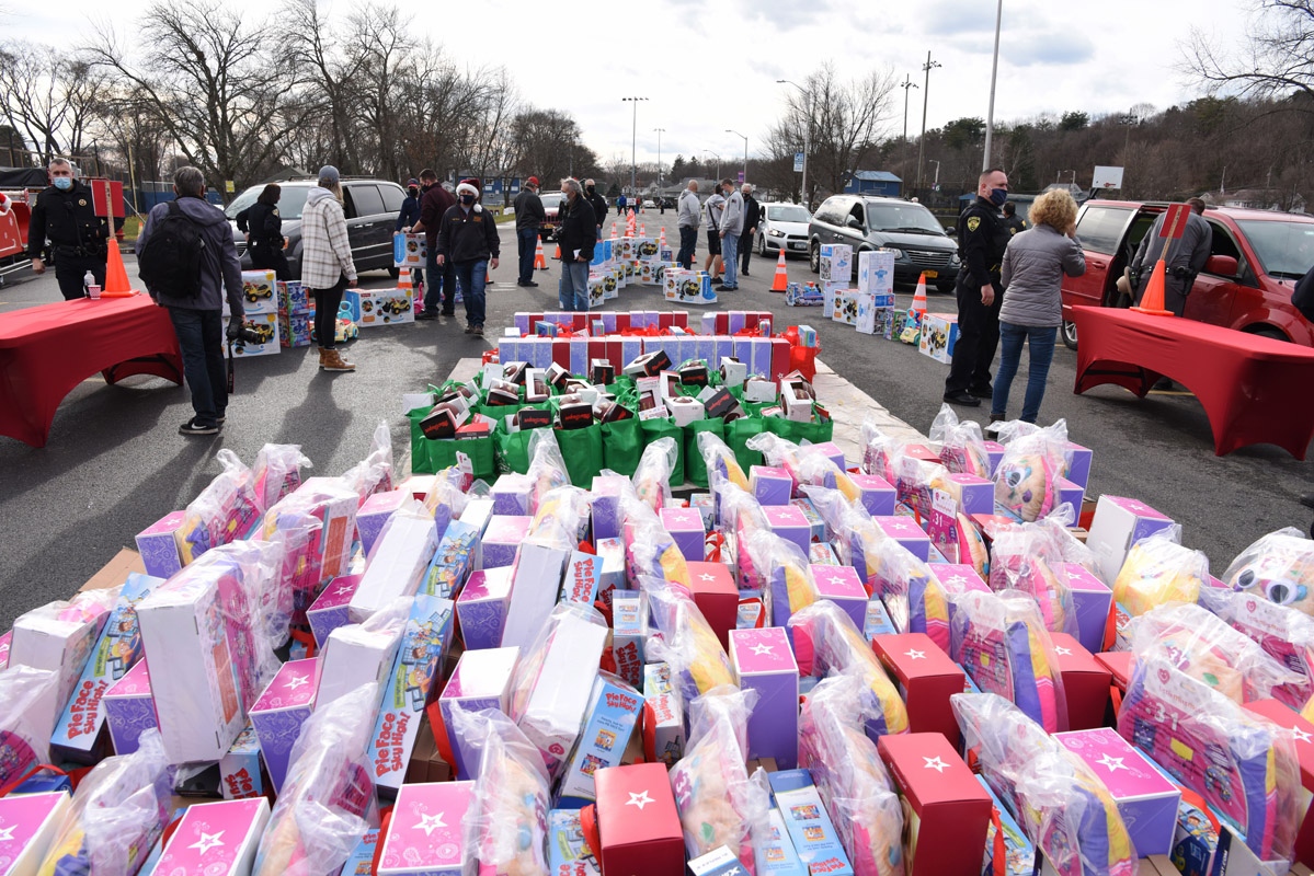 1strcf's tweet photo. We've traveled thousands of miles, visited hundreds of cities, and delivered tens of thousands of toys to #firstresponder families this holiday season through #ToyExpress. The holidays can be a difficult time for first responders. Thank you for helping us spread holiday cheer! https://t.co/jniaB5vF2B