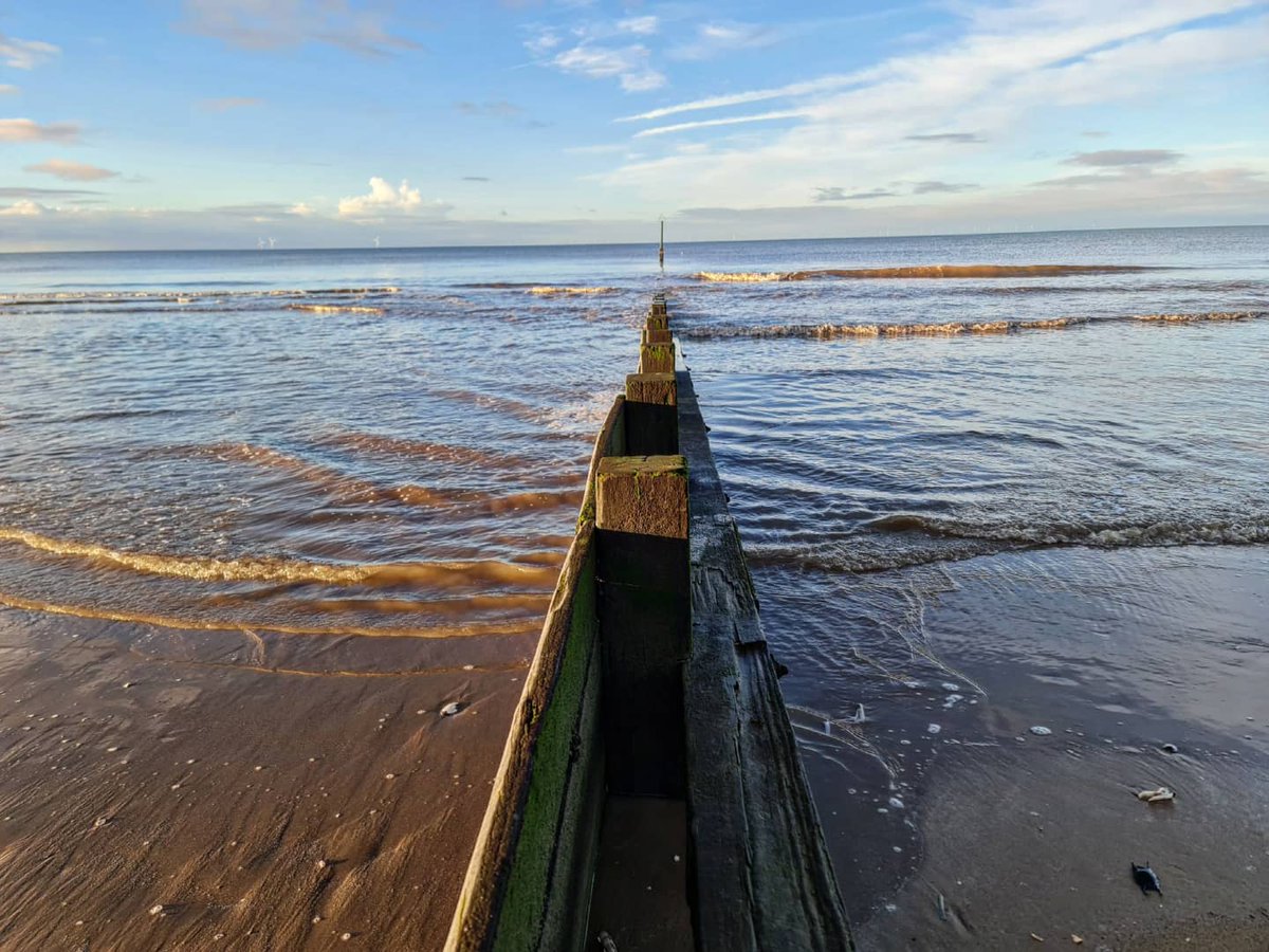 MichaelSnasdell's tweet photo. Ten of the best..... (pt2) of today's adventures in North Wales. Rhyl in the afternoon, low winter sun, long shadows and sandy beach walk. #tenofthebest #wales #northwales #boxingday #adventure #sightseeing #sunset #beach
https://t.co/DJQ6QpP0U0 https://t.co/CBJ1oEZthj