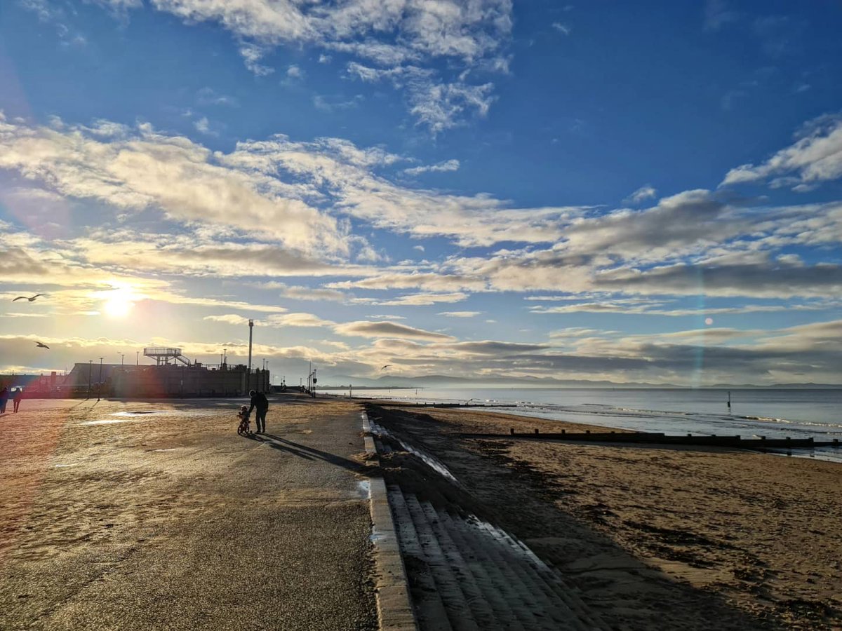 MichaelSnasdell's tweet photo. Ten of the best..... (pt2) of today's adventures in North Wales. Rhyl in the afternoon, low winter sun, long shadows and sandy beach walk. #tenofthebest #wales #northwales #boxingday #adventure #sightseeing #sunset #beach
https://t.co/DJQ6QpP0U0 https://t.co/CBJ1oEZthj