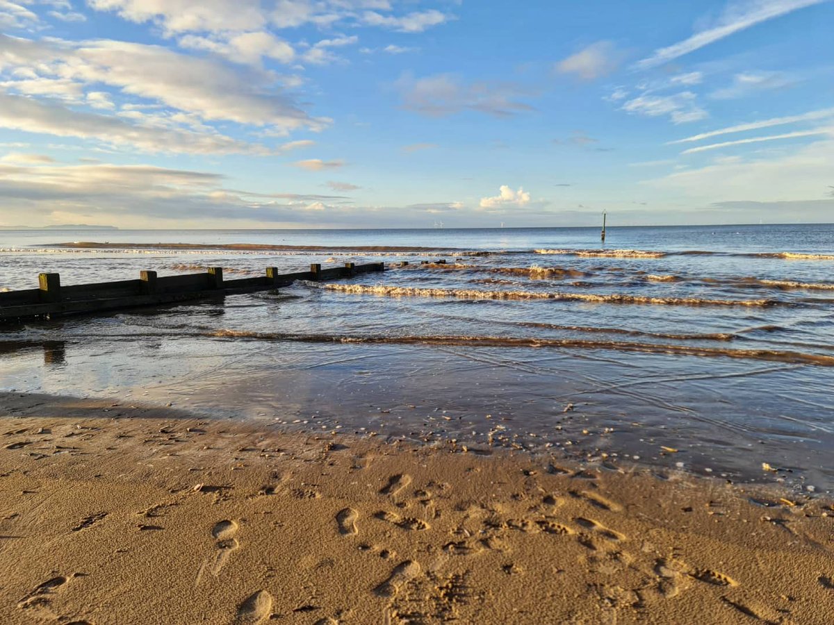 MichaelSnasdell's tweet photo. Ten of the best..... (pt2) of today's adventures in North Wales. Rhyl in the afternoon, low winter sun, long shadows and sandy beach walk. #tenofthebest #wales #northwales #boxingday #adventure #sightseeing #sunset #beach
https://t.co/DJQ6QpP0U0 https://t.co/CBJ1oEZthj