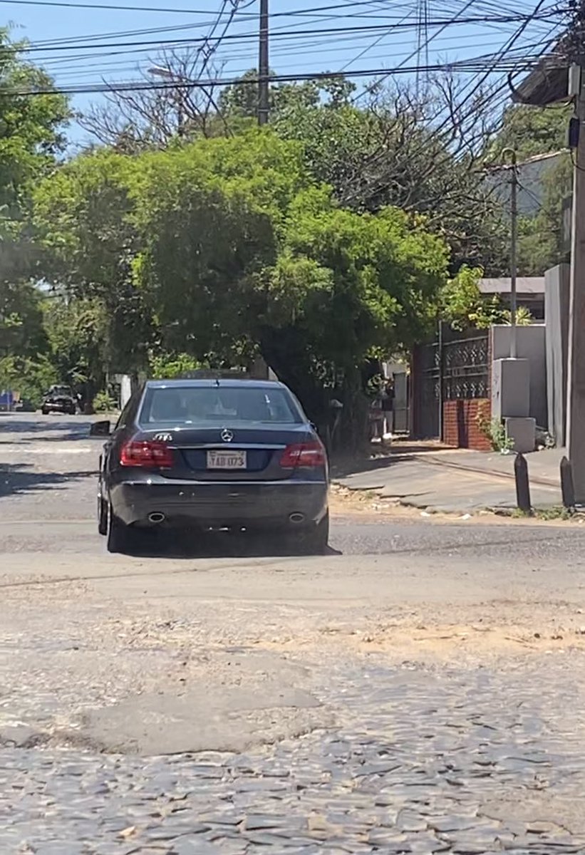 arabenavente01's tweet photo. Para el dueño del Hyundai que estaba estacionado en la esq. del shopping Mcal López sobre la calle San Roque González de Santacruz, este es vehículo del señor que te chocó (chapa YAB073) , que por cierto rajó del lugar. Rt para que llegue al/la afectado/a https://t.co/eb8hAmVDfF