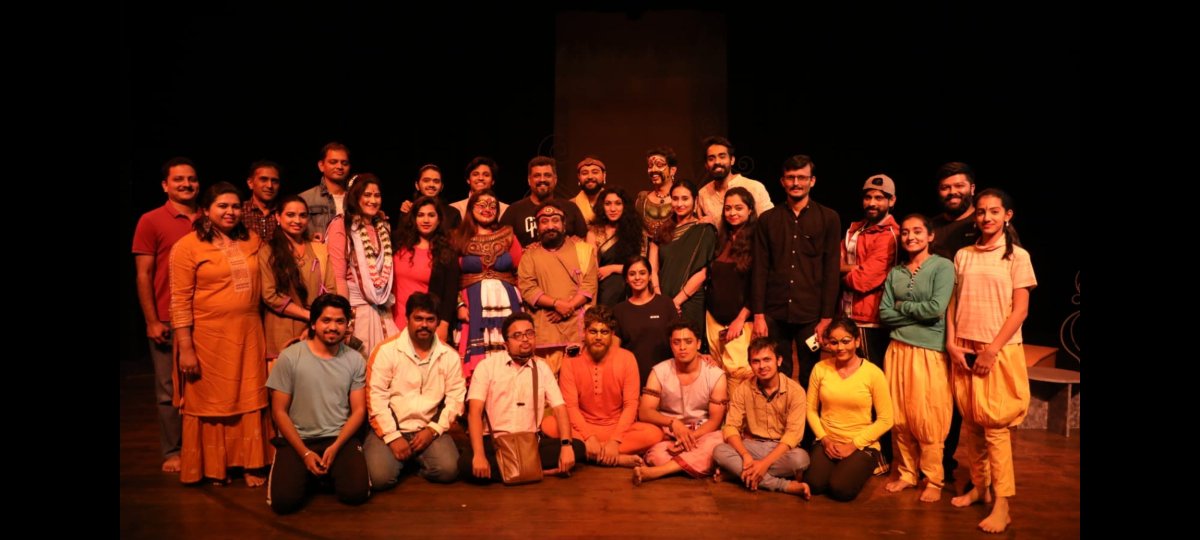 ಇಂದು ನಮ್ಮ ನಾಟಕ, "ಕಾಮರೋಪಿಗಳ್", ನೋಡಲು ಬಂದ ಖ್ಯಾತ ಹಾಡುಗಾರ @Raghu_Dixit ಅವರೊಡನೆ ತಂಡದ ಕಲಾವಿದರು.