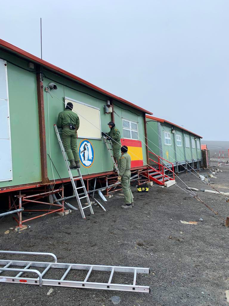 Antartica_ET's tweet photo. ➡️ Tras la apertura de la Base Antártica Española “Gabriel de Castilla”, que realizó su jefe el pasado día 2️⃣3️⃣ de Diciembre, ya están activados la mayoría de los servicios pero se seguirá con los trabajos de activación durante la semana.

🇦🇶🇪🇸📡🔬

@EjercitoTierra https://t.co/gO55WsTa76