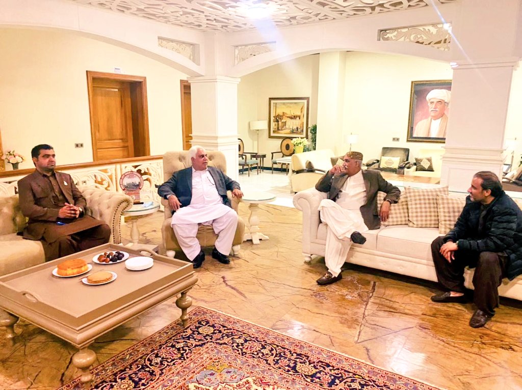 wajahatullahkh7's tweet photo. سکھر ہاؤس
پاکستان پیپلز پارٹی کے مرکزی رہنما ایم این اے سید خورشید احمد شاہ کے رہائش گاہ پر پاکستان پیپلز پارٹی کے قائدین کے ہمراہ موجود
#SalamBenazir https://t.co/NcbIWoFpOh