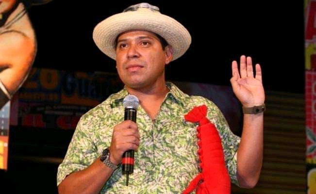 DiabloAzul_'s tweet photo. Uno es un idiota, que se cree listo y gracioso, haciendo chistes pendejos en su show de hueva con su acento todo culero, el otro es el Costeño. https://t.co/KhPJFo3Y87