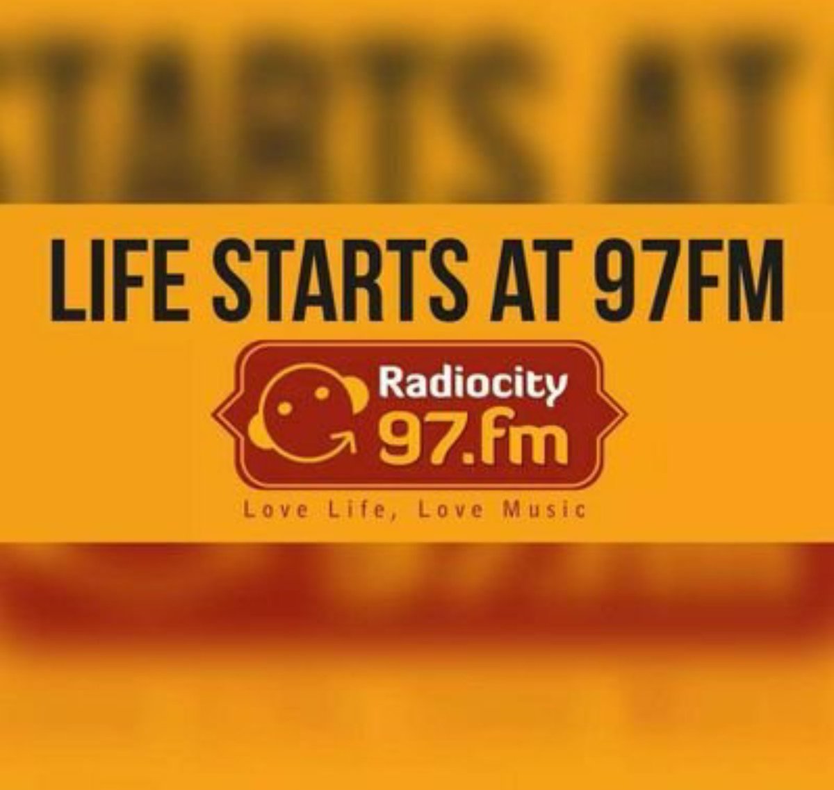 TheBlackTorah's tweet photo. Liste Rouge by Aurlus MabΓ©le ft Loketo NP on @97fmRadiocity #TheTimetunnel #RCNYE with @Deejay_Roki x @doughrrah.
#FestiveClassics https://t.co/7nJLfZHn5v