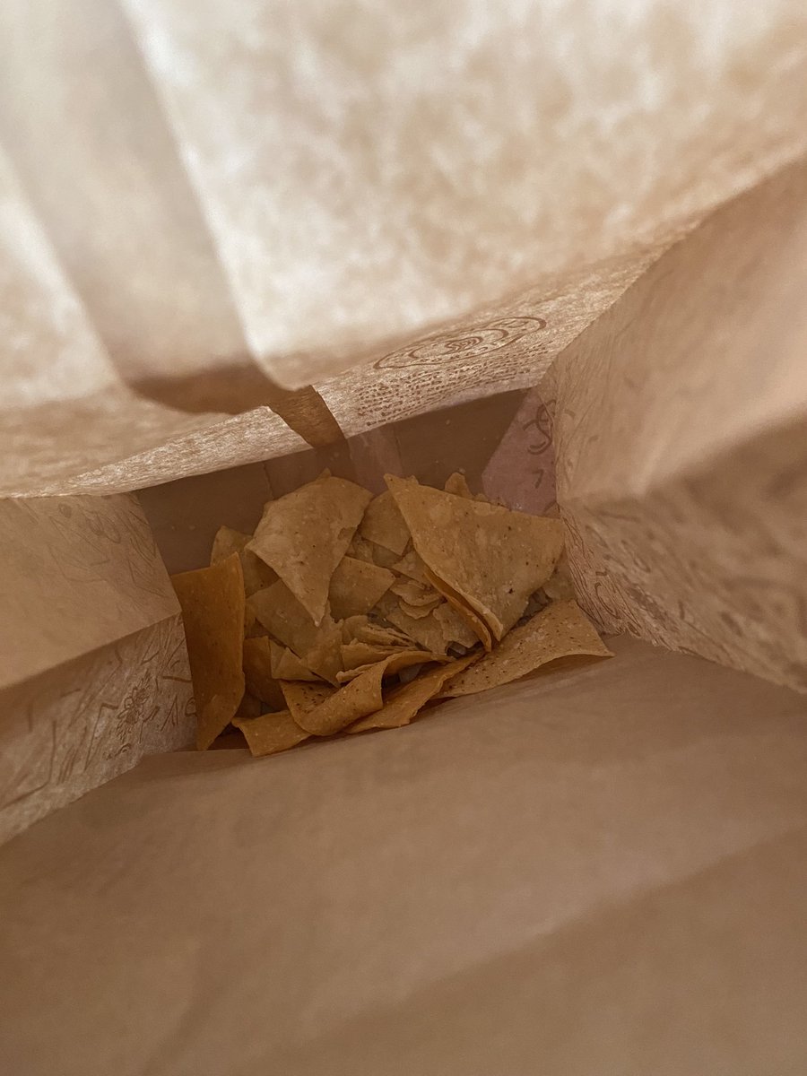 _Justjon's tweet photo. @ChipotleTweets hey what’s up with these skimpy chip bags? I get you want to save money and not fill them up but this is kinda ridiculous. I got almost all crumbs and 6 actual chips 😤 https://t.co/ogdlBRFN6r