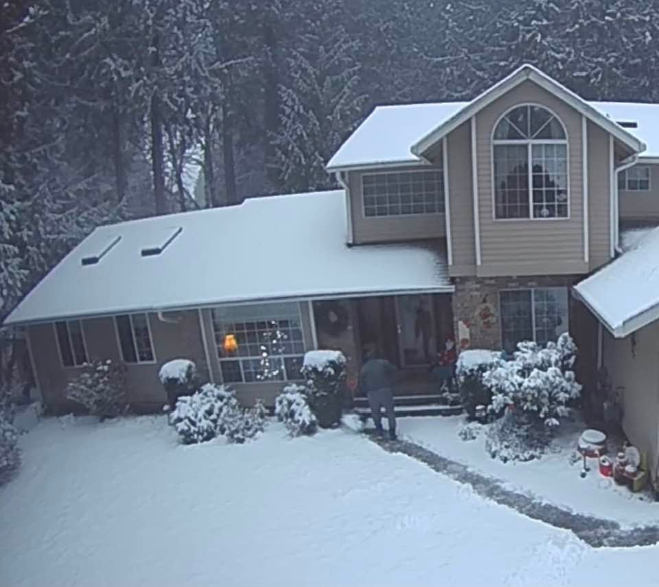 burgessct's tweet photo. It's not all hot chocolate and pumpkin pie
Shovel duty ...
#ItsSNOW #BurgessGardens #PNWLife
(We act like little kids when the white flakes arrive) https://t.co/dGgdOs0ArC