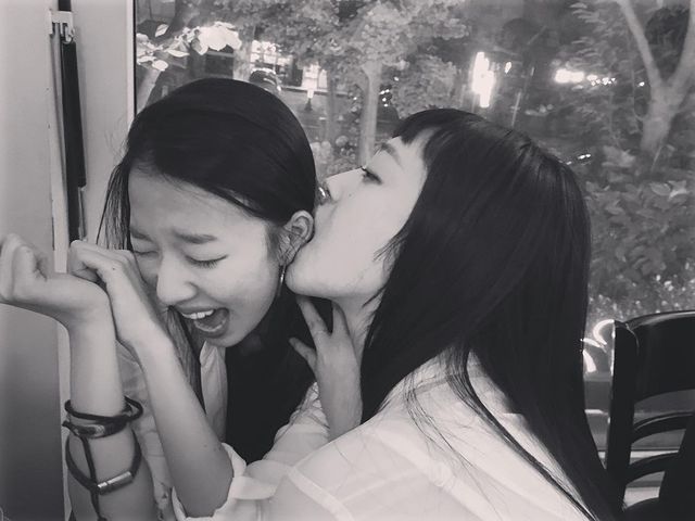 myjinri_'s tweet photo. • I love this friendship. 💗
.
.
#Sulli #Sunaa
#최진리 #Peaches https://t.co/xt0hPLLL8p