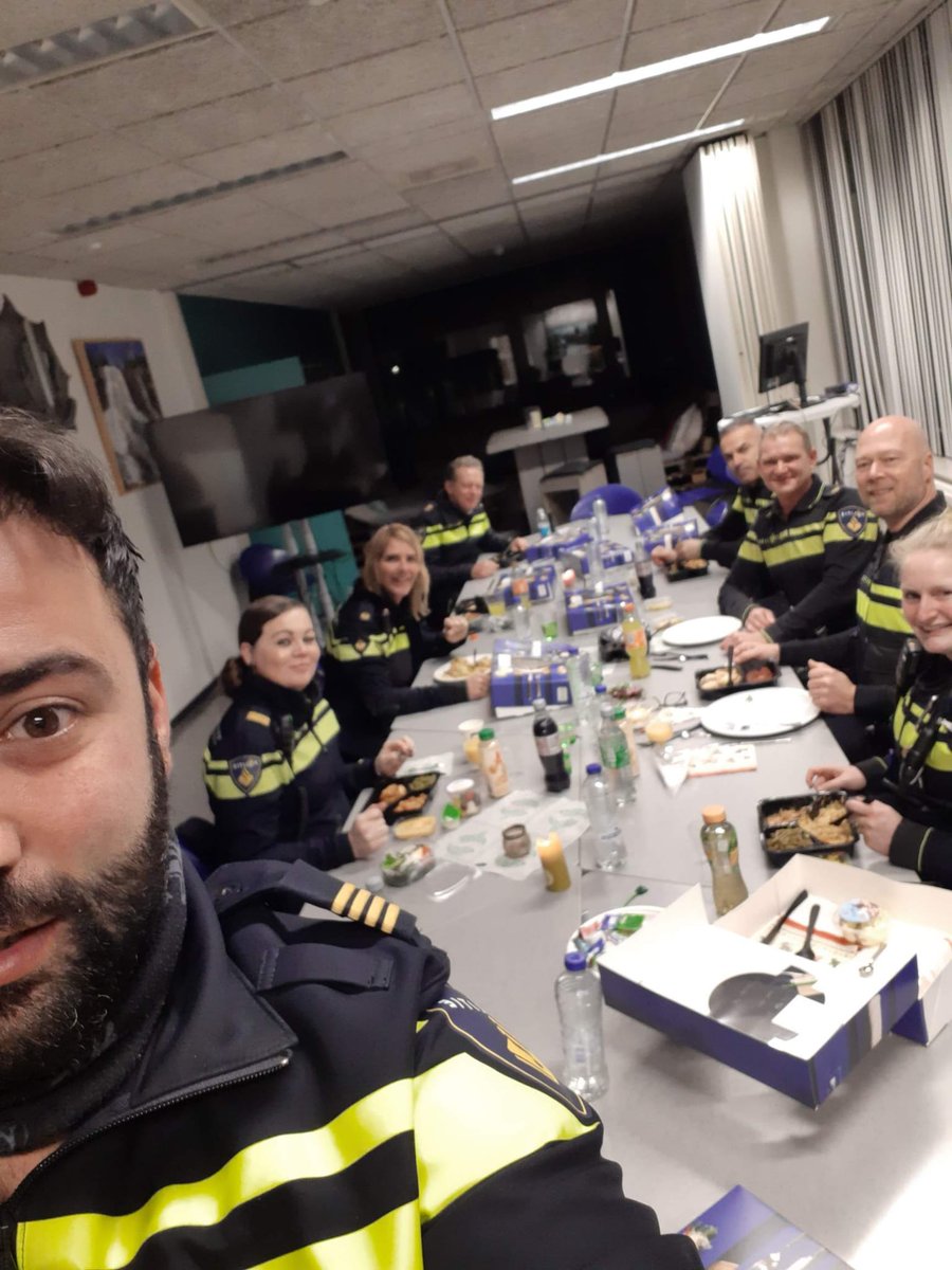 Vanavond werd ons team versterkt door onze eenheidschef  @POL_Westerbeke die met ons een avonddienst meedraaide op de noodhulp. En op 2e kerstavond altijd gezellig om gezamenlijk een kerstmaaltijd te nuttigen.