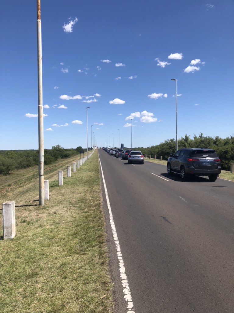 MaxCostamagna86's tweet photo. Tremenda congestión en puentea Gualeguaychu-Fray Bentos. Demora de + 3 horas. https://t.co/lzgRjAk3ry