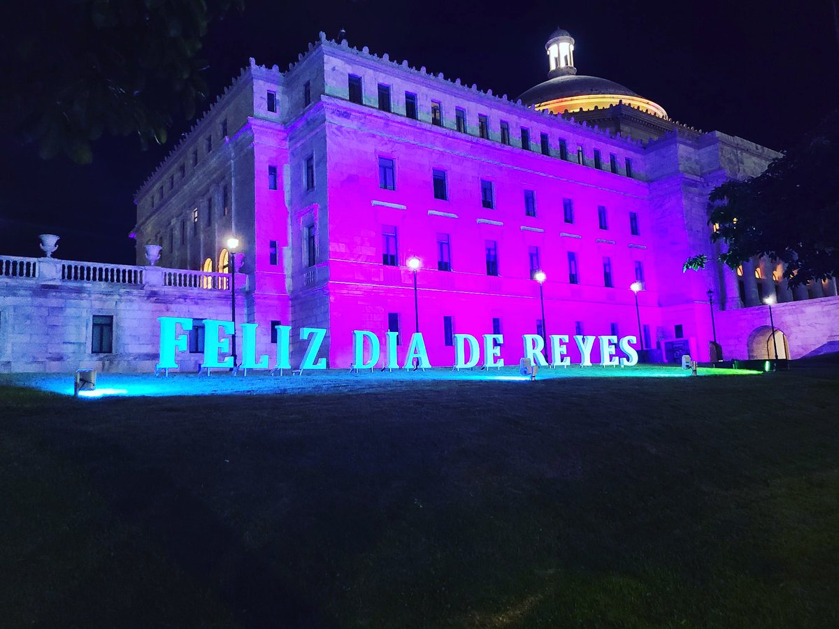 CHernandezpr's tweet photo. The Puerto Rico Capitol Buiding is ready for the holidays @NCSLorg @tatitohdz @DalmauSenador @CamaraConPR @SenadoPR https://t.co/lw1xjgkTxB