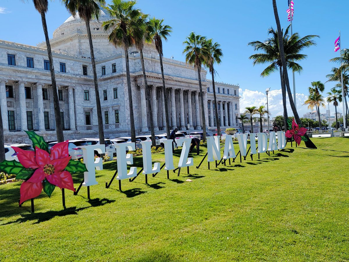 CHernandezpr's tweet photo. The Puerto Rico Capitol Buiding is ready for the holidays @NCSLorg @tatitohdz @DalmauSenador @CamaraConPR @SenadoPR https://t.co/lw1xjgkTxB