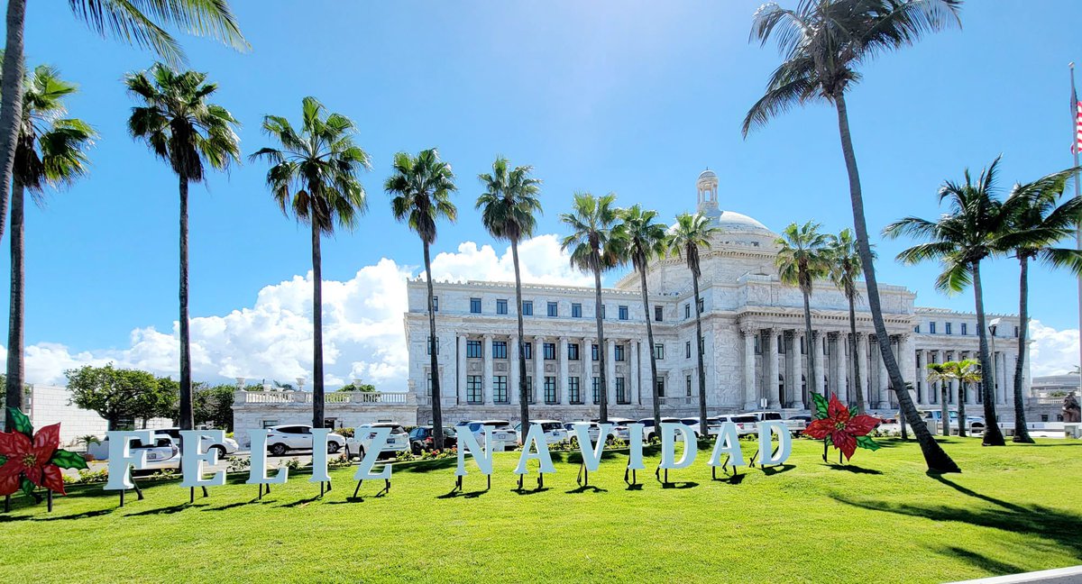 CHernandezpr's tweet photo. The Puerto Rico Capitol Buiding is ready for the holidays @NCSLorg @tatitohdz @DalmauSenador @CamaraConPR @SenadoPR https://t.co/lw1xjgkTxB
