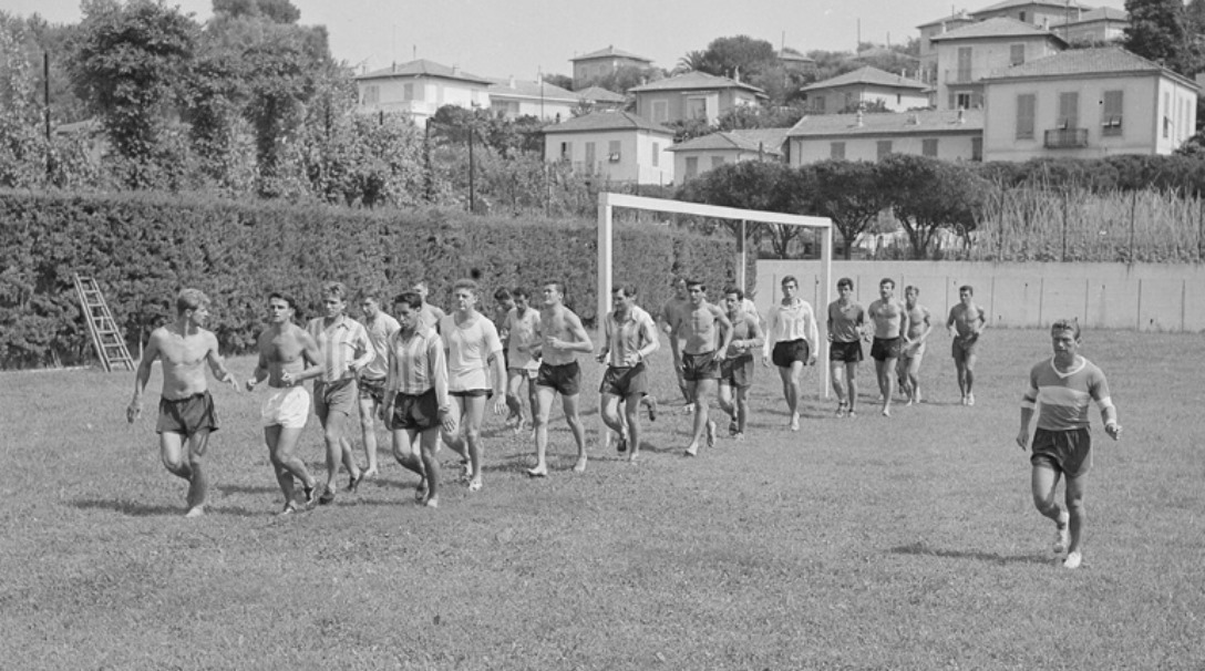 HistoireDuGym's tweet photo. 1er juillet 1958 :

C'est la reprise pour l'#OGCNice ❤️🖤 

13e de Division 1 en 1957/58, Jean Luciano est reconduit à la tête de l'équipe. Un choix judicieux puisque emmenés par une attaque Foix - Nurenberg, le Gym remporte le championnat. https://t.co/HUot8yJzL6