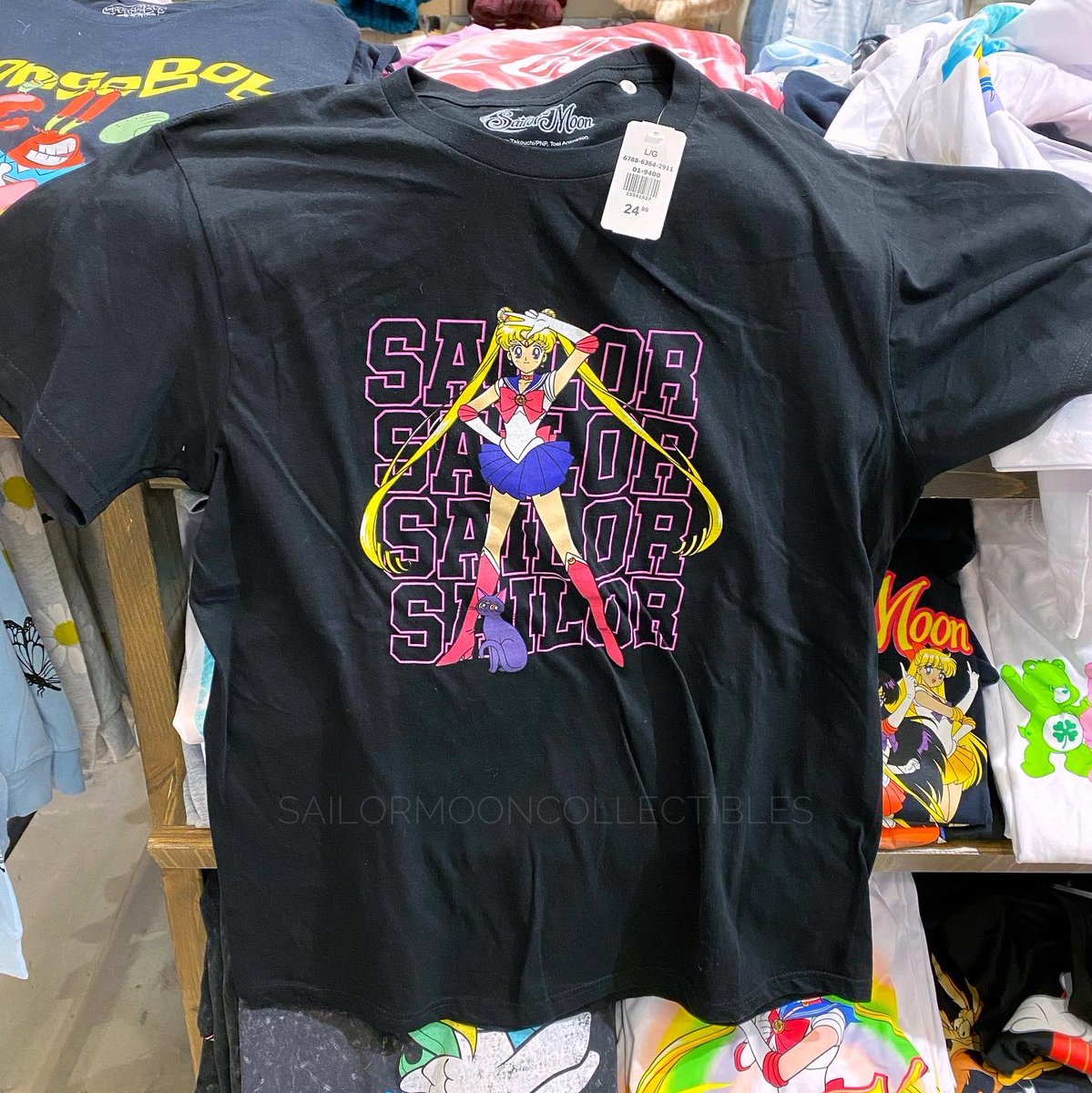 hope you guys aren’t tired of my clothing posts 🤣 this is the last shirt! it was a really fun trip to the mall couple weeks ago, I got so many #SailorMoon things 😁 still more to come!