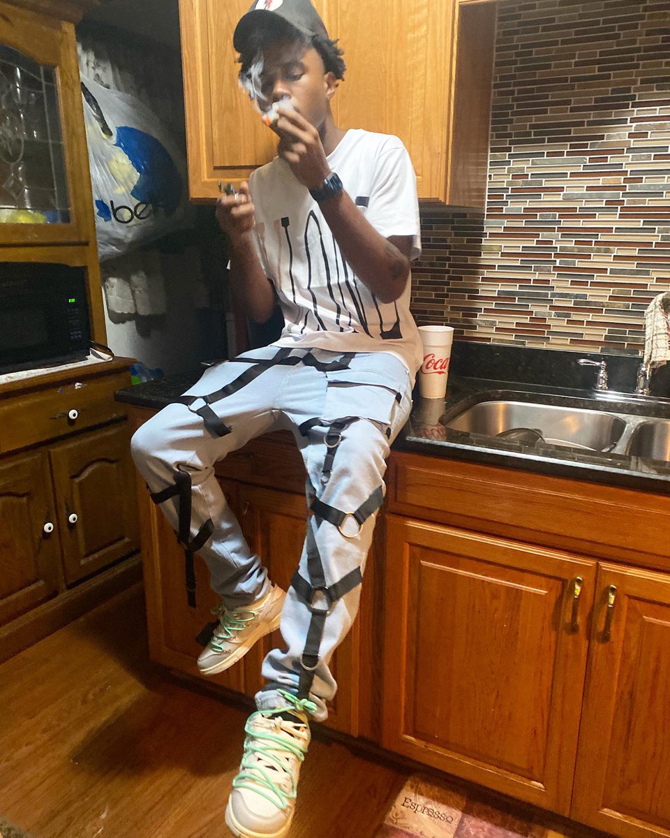 cap_skylark's tweet photo. she knowin' I'm havin' some shit fuck me in the trunk, don't need a big bed 💚💰 #longlivetaee🙏🏽 https://t.co/wP4bEQkN50