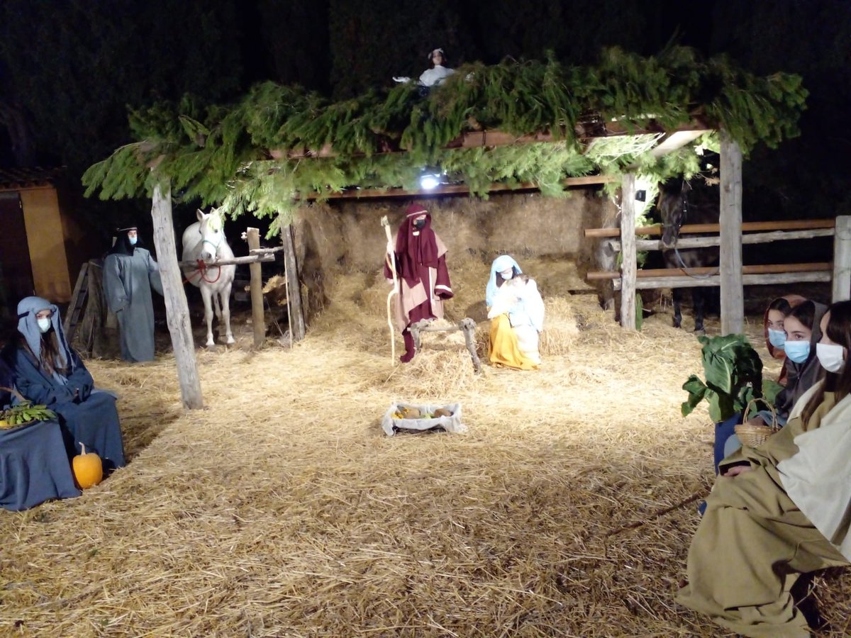 Soniapauc's tweet photo. 🌲Ara ja des de casa sentim la música a Can Casagran. Segona passada al #pessebre vivent. Hem vist la primera. Són temps incerts, Nadal estrany, però una alegria que la gent es mobilitzi per fer tot això!
Aneu-hi!
#Llers #Nadal2021 https://t.co/c2tRRtnJjh