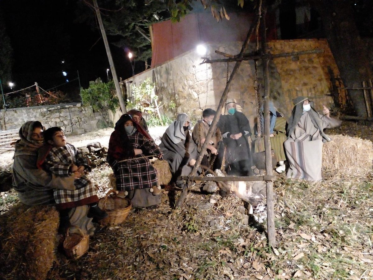 Soniapauc's tweet photo. 🌲Ara ja des de casa sentim la música a Can Casagran. Segona passada al #pessebre vivent. Hem vist la primera. Són temps incerts, Nadal estrany, però una alegria que la gent es mobilitzi per fer tot això!
Aneu-hi!
#Llers #Nadal2021 https://t.co/c2tRRtnJjh