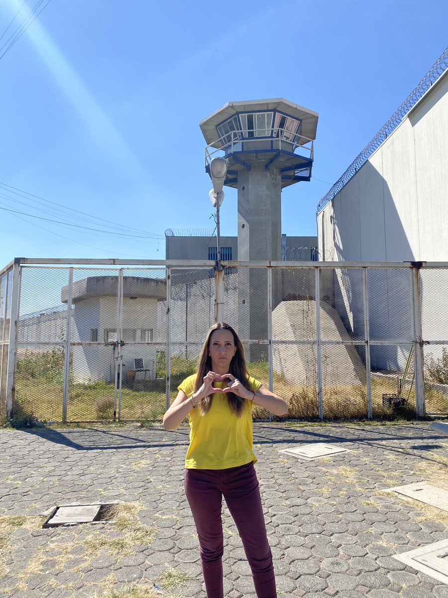Llegando a ver a mi mamá injustamente encarcelada en Santa Martha Acatitla. Le daré todos sus abrazos y buenos comentarios para seguirla llenando de buena vibra!! Muchas gracias #LibertadParaAlejandra