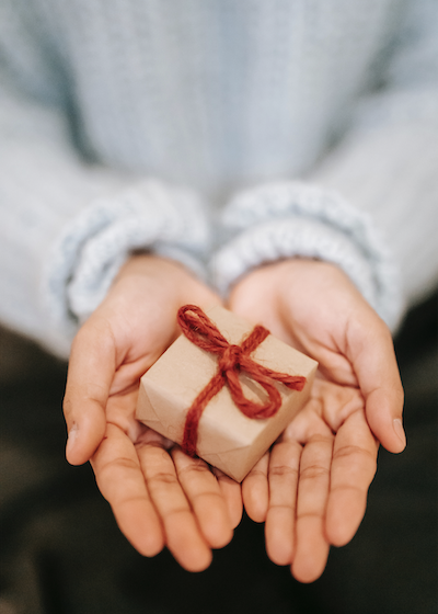 Bespoke_Consult's tweet photo. Did you know boxing day originates from the rich giving back to those in need? It was a special day Christmas gifts were received from the wealthy. Even though Christmas has passed, many organizations take gift donations year-round — let’s make giving an everyday thing! #donate https://t.co/C174tRsMtx