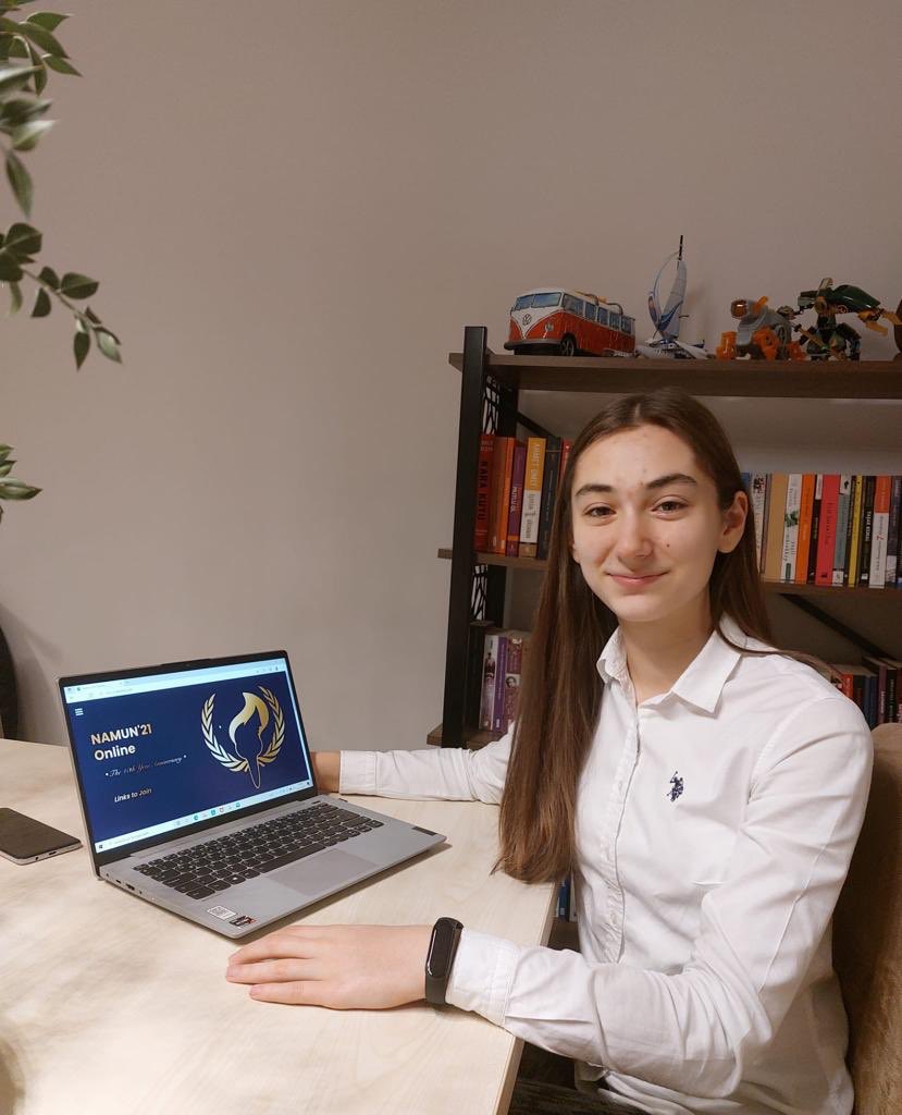 Anadolu Lisesi MUN kulübü üyesi arkadaşlarımız katıldıkları Online MUN konferansından ödül ile döndü! Team Tema Anadolu Lisesi Proje Geliştirme ve Yönetim Ekibi Başkanımız Duru Aral “Honorable Mention Delegate” seçildi. <a href="/ozgeeasln/">Özge ASLAN</a> <a href="/ozceylan_m/">M.ERTUĞRUL ÖZCEYLAN</a> <a href="/dilekertemel/">DilekErtemelKara</a> <a href="/bk_atakenttema/">Bahçeşehir Koleji Atakent Tema Kampüsü</a>