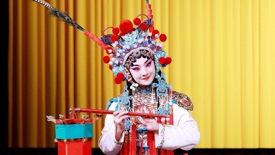 dailyunjin's tweet photo. this is yang yang, the national class opera singer who got hired as one of yun jin’s cn voice actors. she's very popular in the beijing opera industry and also very experienced (and really beautiful if you ask me) https://t.co/Sa9AHNvl6N