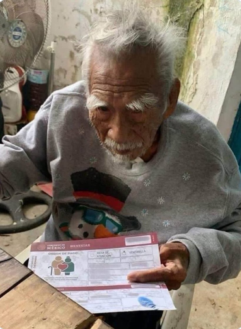 abrahamendieta's tweet photo. Esta navidad, 10 millones de familias mexicanas contaron con una pensión en su hogar y en su mesa, que les seguirá llegando durante toda la vida. 

Ese es el mejor regalo para quienes defendemos la Cuarta Transformación. https://t.co/zoMvQEZgeJ